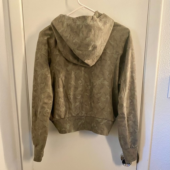 Athleta cropped camo hoodie, NWOT (S) - Picture 4 of 10